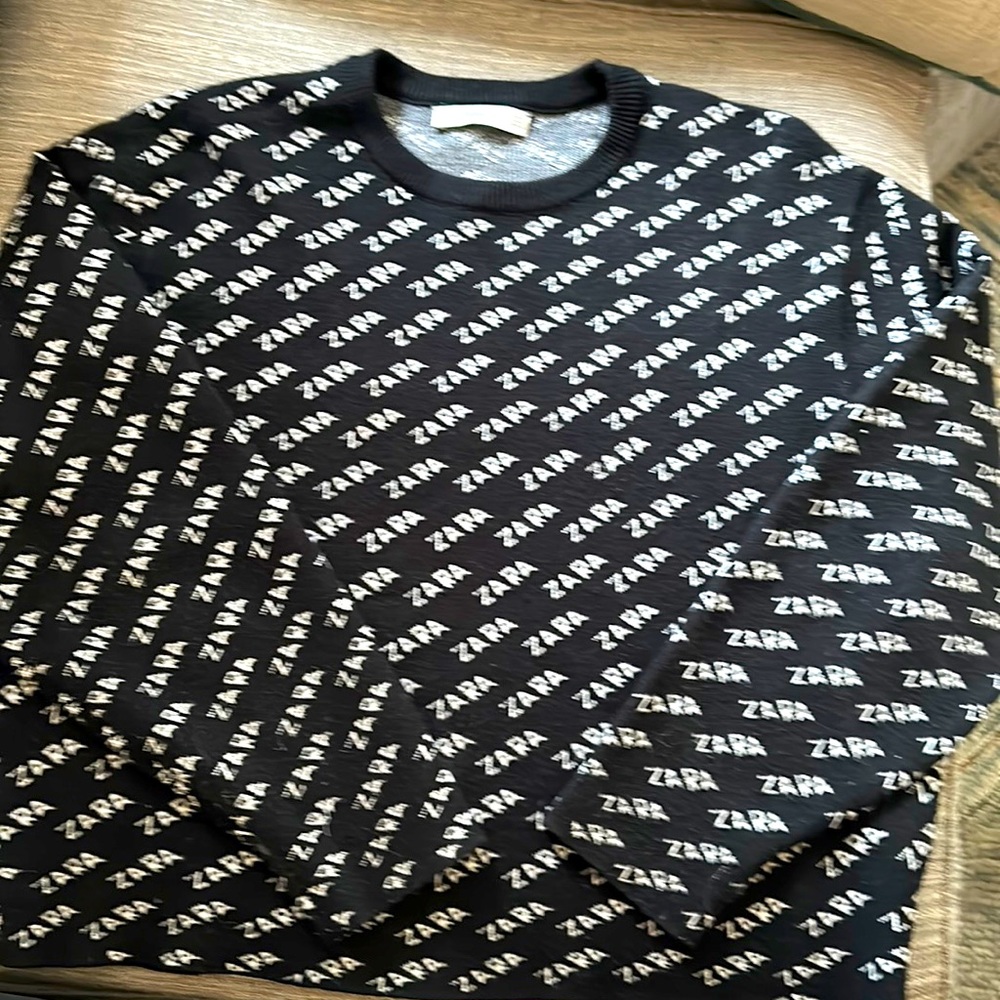 Zara printed soft sweater. Black